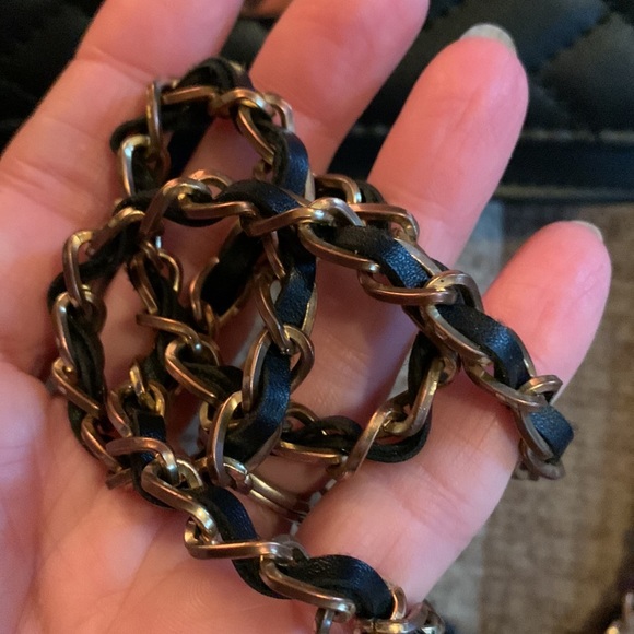 Bebe quilted chevron cross body (Chanel style) w gold tone chain strap - Picture 5 of 8